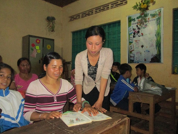 Cô giáo H'Hồng tận tình dạy chữ cho các chị em trong buôn.