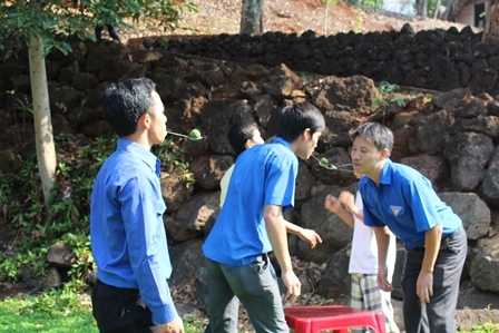 ...và chuyền chanh trong trò chơi liên hoàn