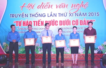 Ban tổ chức Hội diễn trao giải cho các tiết mục xuất sắc ở thể loại Đơn ca