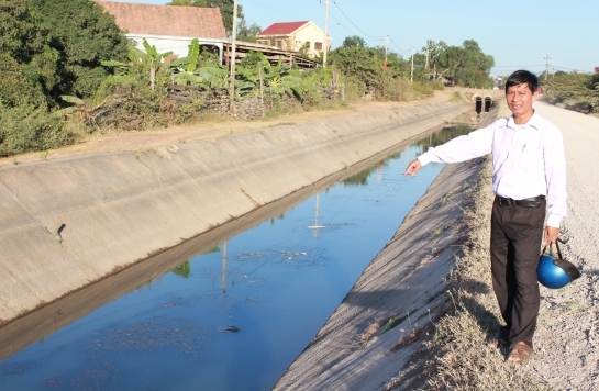 Cán bộ nông nghiệp huyện Ea Súp kiểm tra kênh mương trước khi xuống giống vụ mùa