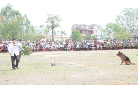 Thực hiện động tác canh gác tang vật.