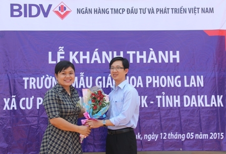 Lãnh đạo Sở GD-ĐT tặng hoa đơn vị tài trợ