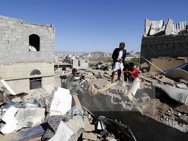 Cảnh đổ nát sau các vụ không kích của liên quân tại Sanaa, Yemen. (Ảnh: THX/TTXVN)