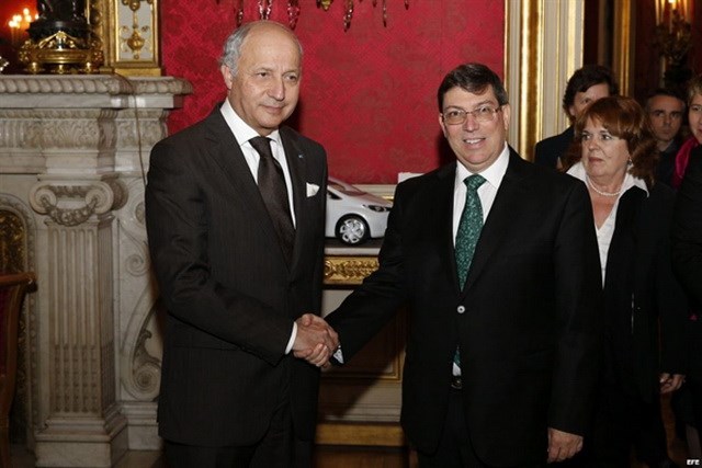 Bộ trưởng Ngoại giao Pháp Laurent Fabius và người đồng cấp Cuba Bruno Rodriguez. (Nguồn: lainfo.es)