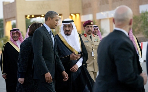 Tổng thống Mỹ Barack Obama trò chuyện với Quốc vương Saudi Arabia  Salman bin Abdulaziz  (ảnh: AFP) 