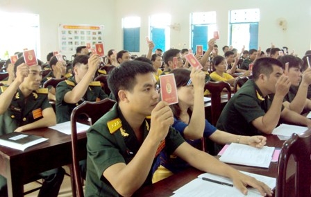 các đại biểu biểu quyết danh sách bầu cử Ban Chấp hành Đảng bộ TRung đoàn, nhiệm kỳ 2015-2020.