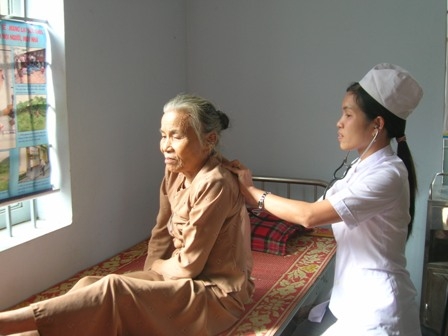 Khám bệnh cho người dân tại trạm y tế xã Khuê Ngọc Điền (huyện Krông Bông)