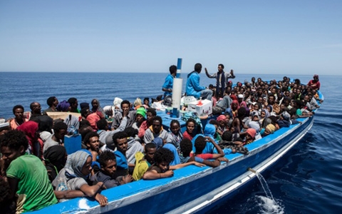 Con tàu này chứa tới 369 người châu Phi muốn nhập cư vào châu Âu (ảnh: The Guardian)