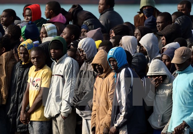 Những người di cư sau khi được hải quân Italy cứu và đưa về cảng Sicily. (Nguồn: AFP/TTXVN)