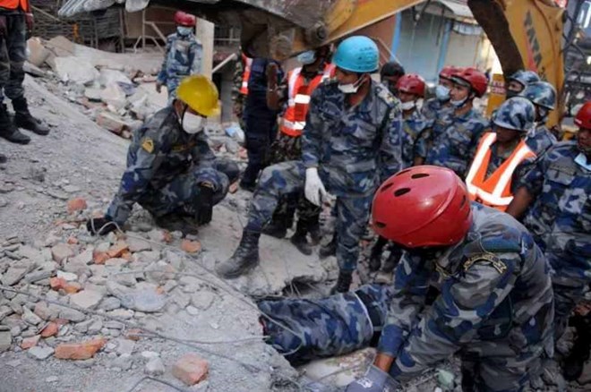Tìm kiếm người mất tích trong vụ động đất thứ 2 ở Nepal. (Nguồn: CCTVNews)