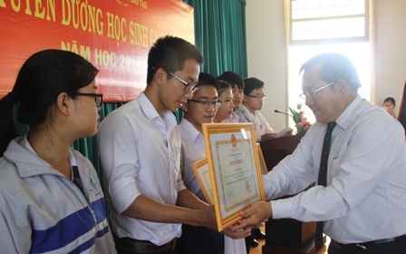 Giám đốc Sở GD-ĐT Phan Hồng trao Bằng khen của Bộ GD-ĐT tặng các em học sinh đoạt giải quốc gia
