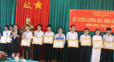 Phó Chủ tịch UBND tỉnh Mai Hoan Niê Kđăm trao Bằng khen của UBND tỉnh tặng các em  học sinh đọat giải