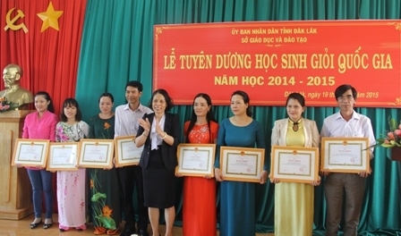 ...và tặng Bằng khen UBND tỉnh cho các thầy, cô giáo có học sinh đoạt giải quốc gia năm học 2014-2015