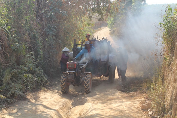Đường làng, ngõ xóm ở xã Cư Êlang luôn  trong cảnh bụi mù vào mùa khô.