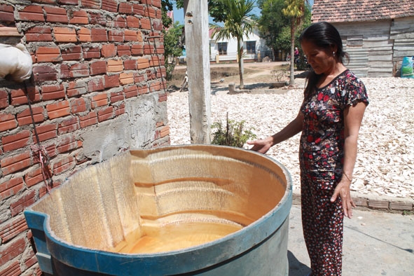 Người dân thôn 1 (xã Cư Êlang) sử dụng nguồn nước bị ô nhiễm để phục vụ sinh hoạt