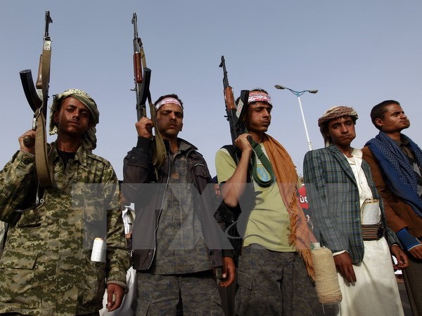 Lực lượng ủng hộ phiến quân Houthi tuần hành tại thủ đô Sanaa, phản đối các cuộc không kích của liên quân Arab. (Nguồn: AFP/TTXVN)