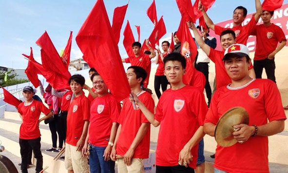 Cộng đồng người hâm mộ bóng đá Dak Lak trong một lần cổ vũ các cầu thủ  CLB bóng đá Dak Lak trên sân vận động Buôn Ma Thuột.