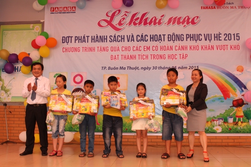 Trao quà tặng các em học sinh có hoàn cảnh khó khăn, đạt thành tích tốt trong học tập