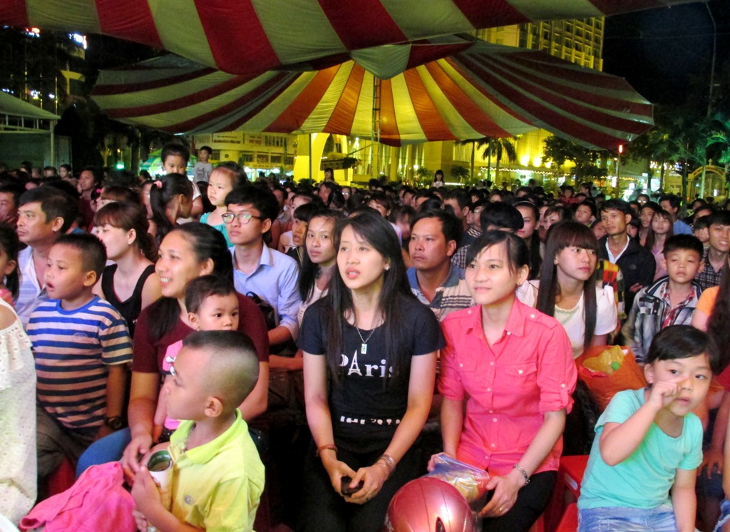 Đông đảo khán giả tham dự chương trình