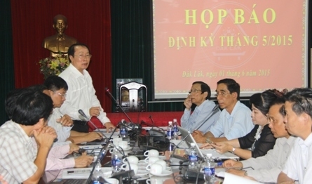 Phó Chủ tịch UBND tỉnh Trần Hiếu phát biểu chỉ đạo tại buổi họp báo định kỳ
