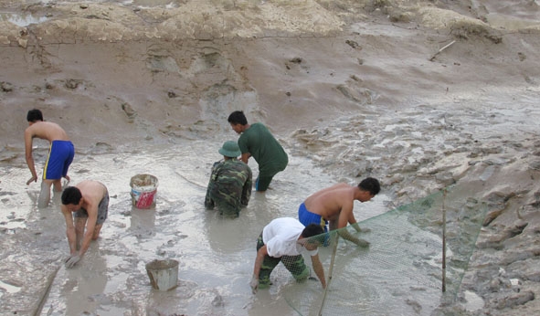 Cán bộ, chiến sĩ Đồn Biên phòng Sêrêpôk dọn vệ sinh ao cá,  chuẩn bị đợt nuôi cá mới.