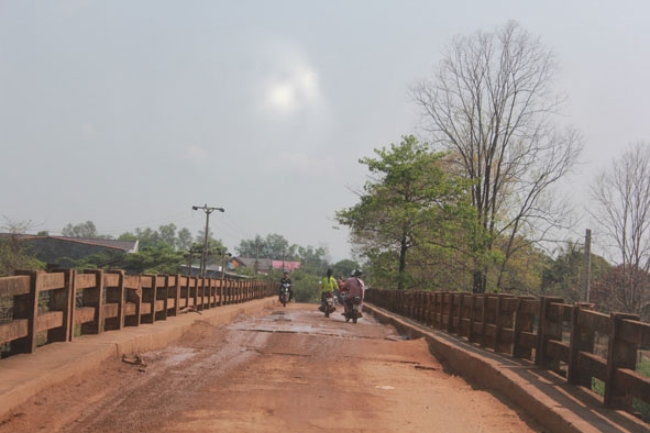 Tỉnh lộ 1 đoạn qua thị trấn Ea Súp bị hư hỏng nặng.   