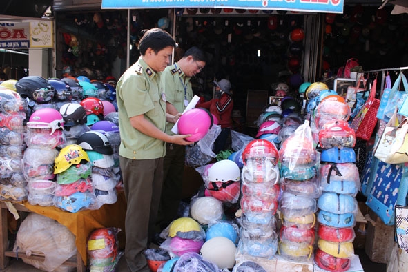 Đoàn liên ngành tiến hành kiểm tra và bắt quả tang cửa hàng Trọng Liễu (thị xã Buôn Hồ) bày bán  số lượng lớn mũ bảo hiểm kém chất lượng, giả kiểu dáng công nghiệp của Mũ bảo hiểm Nón Sơn.