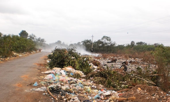 Ô nhiễm môi trường từ bãi rác huyện Cư M’gar gây bức xúc cho người dân trong khu vực. 