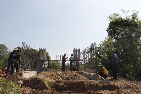 Thi công cầu thôn 7, xã Ea Huar (huyện Buôn Đôn).