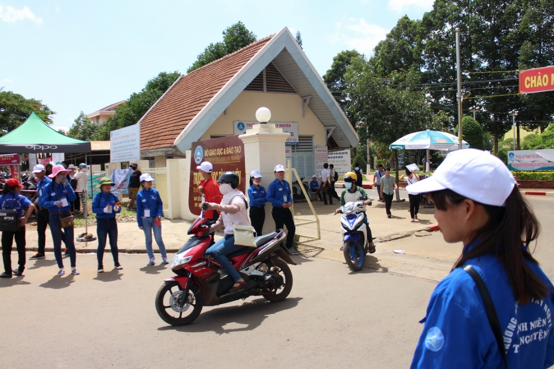 ... hình ảnh áo xanh tình nguyện đã trở nên thân quen với người dân