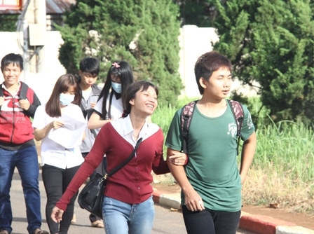 TS hoàn thành kỳ thi tốt nghiệp THPT quốc gia năm 2015