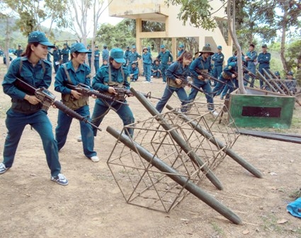 Huấn luyện kỹ thuật chiến đấu bộ binh cho lực lượng tự vệ thành phố.