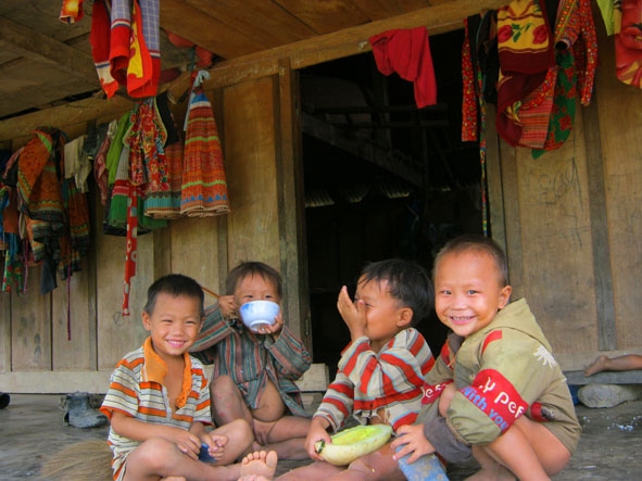 Những đứa trẻ ở thôn Cư Rang (xã Cư Pui, huyện Krông Bông) tự vui chơi, tự trông nhau để bố mẹ lên nương rẫy