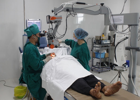 Một ca  phẫu thuật thay đục  thủy tinh thể miễn phí  được  thực hiện  tại Bệnh viện Mắt  Tây Nguyên  ngày 29-6 vừa qua.              