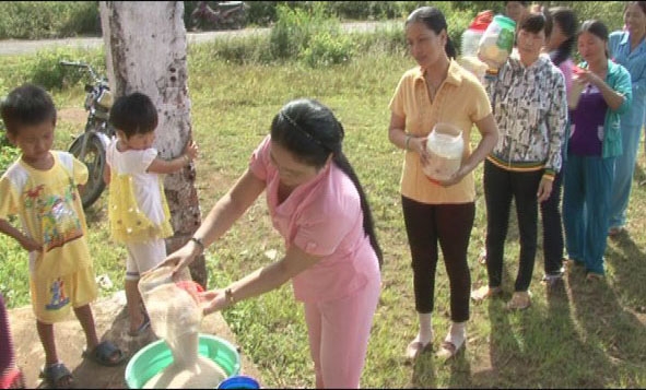 Phụ nữ  xã Cư Króa quyên góp  hũ gạo  tiết kiệm.