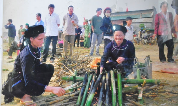 Nấu  cơm lam trong ngày  lễ hội  của các dân tộc  Tây Bắc  đang  sinh sống tại huyện Krông Năng.  Ảnh: G.N