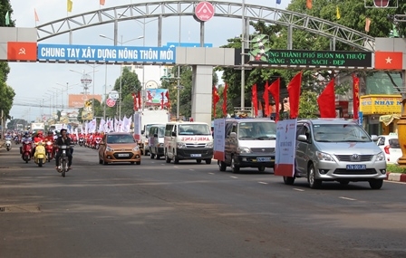 Tình nguyện viên tham gia diễu hành...