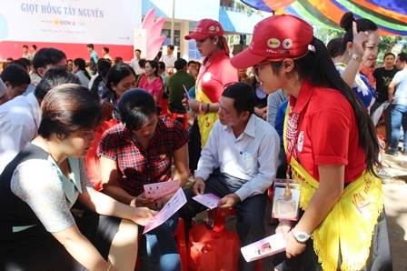 ... vàtuyên truyền về các bệnh máu bẩm sinh, di truyền cho những người tham gia chương trình 