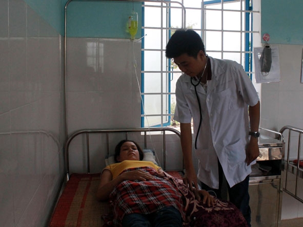 Một bệnh nhân điều trị nội trú tại Trạm Y tế xã Ea Hiu.