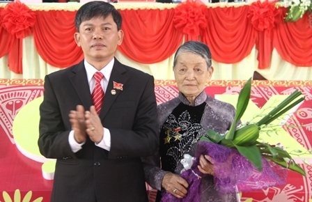 Đoàn chủ tịch Đại hội tặng hoa Mẹ Việt Nam Anh hùng