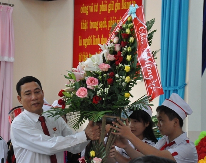 Đại diện đoàn Chủ tịch nhận hoa chúc mừng của thiếu niên nhi đồng và các tầng lớp nhân dân trong huyện tặng đại hội