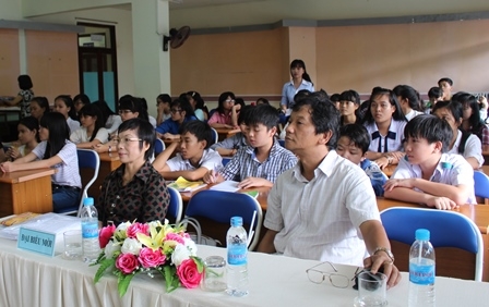 Các đại biểu và học sinh tham dự Lễ bế mạc Trại sáng tác thiếu nhi hè 2105