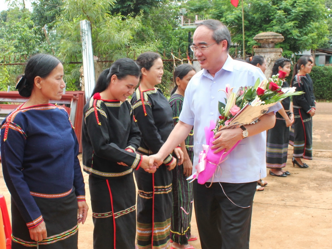 ... và thăm hỏi các hộ đồng bào của 