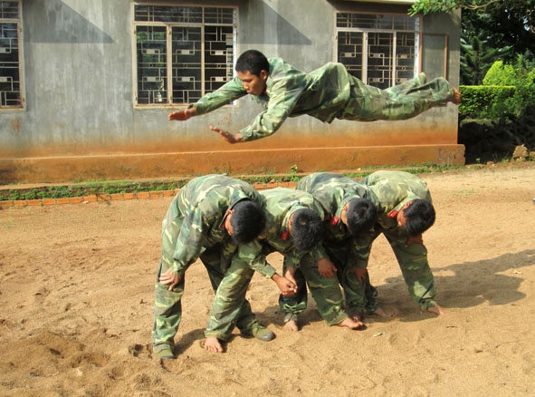 Chiến sĩ Đại đội Trinh sát (Phòng Tham mưu) tập luyện võ thuật. Ảnh: Q.A