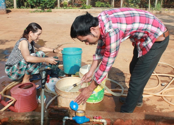  Nhân viên  quản lý  Công trình  cấp nước  tập trung xã Ea Tul kiểm tra việc  cấp nước cho  người dân trên  địa bàn xã.