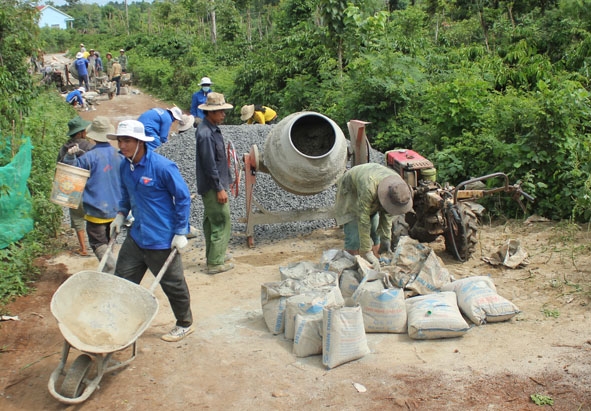 Người dân ra quân  làm đường  giao thông  nông thôn  tại xã  Bình Thuận  (thị xã Buôn Hồ).        Ảnh: H.G 