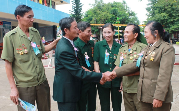 Niềm vui trong ngày gặp mặt nhân Lễ kỷ niệm 65 năm  Ngày Truyền thống lực lượng TNXP Việt Nam (15-7-1950 - 15-7-2015). 