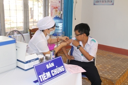 Tiêm vắc xin sởi-rubella cho trẻ trên địa bàn TP. Buôn Ma Thuột.