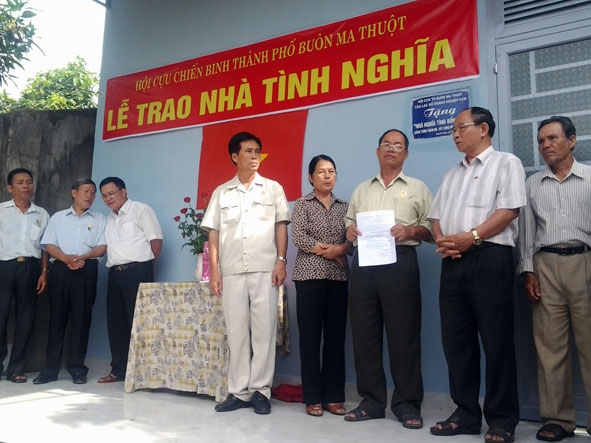 Lễ trao nhà Nghĩa tình đồng đội tặng cựu chiến binh Đàm Quang Bường. Chủ động phòng, chống thiên tai 