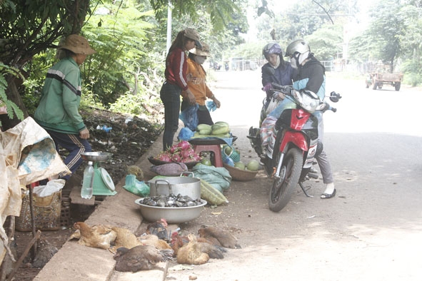 Bà con nông dân bán những sản phẩm tự làm ra tại một điểm chợ  ở buôn  Sút M'rư (xã Cư Suê, huyện  Cư M'gar).